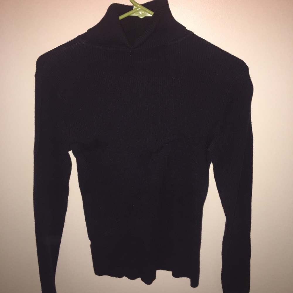 BLACK TURTLENECK